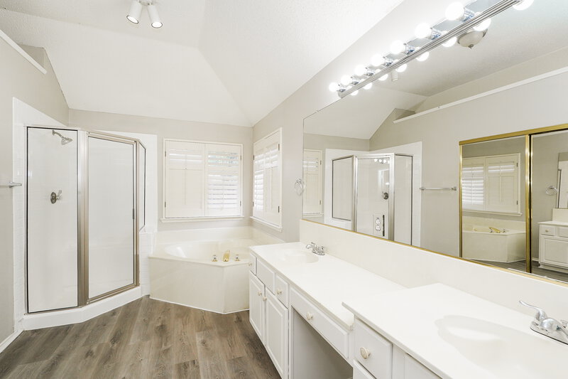 2,400/Mo, 2338 Liles Ln Mesquite, TX 75181 Main Bathroom View