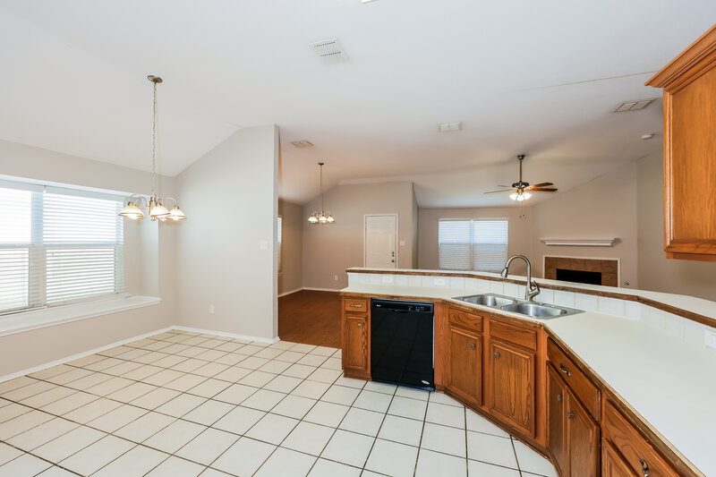 2,400/Mo, 3020 Meadowbrook Dr Grand Prairie, TX 75052 Breakfast Nook View