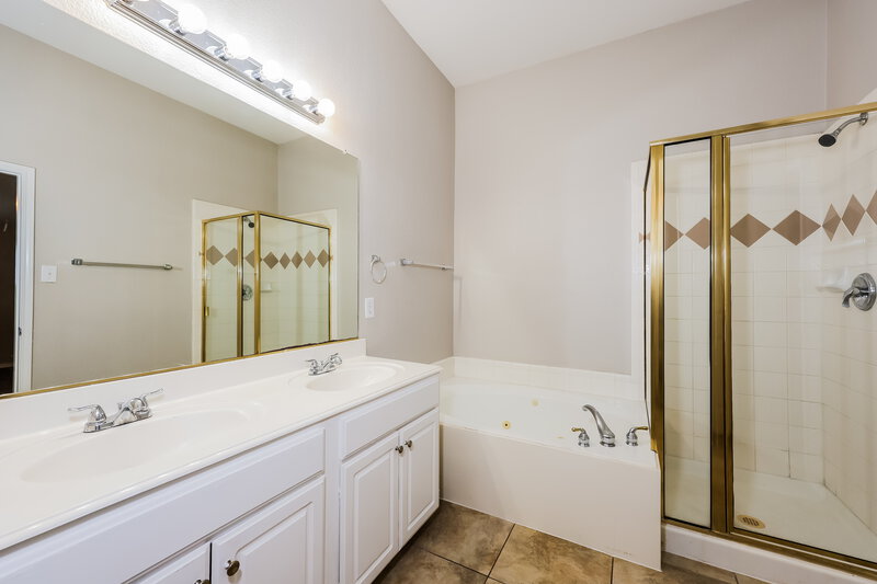 2,400/Mo, 3020 Meadowbrook Dr Grand Prairie, TX 75052 Main Bathroom View