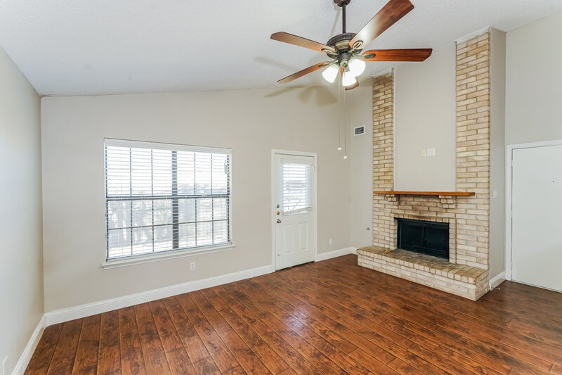 2,475/Mo, 4307 Largo Dr Grand Prairie, TX 75052 Living Room View