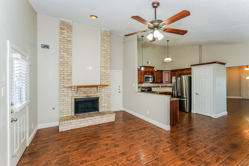 2,475/Mo, 4307 Largo Dr Grand Prairie, TX 75052 Living Room View 2