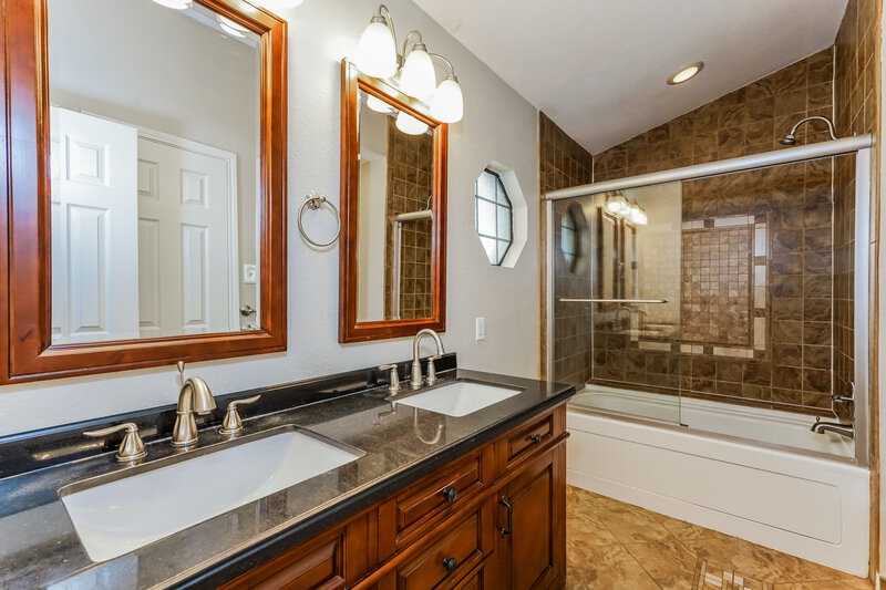 2,475/Mo, 4307 Largo Dr Grand Prairie, TX 75052 Main Bathroom View