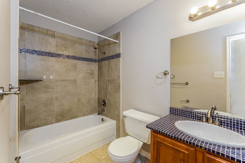 2,475/Mo, 4307 Largo Dr Grand Prairie, TX 75052 Bathroom View