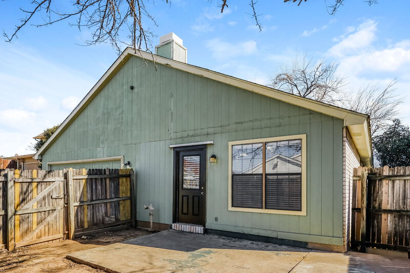 2,475/Mo, 4307 Largo Dr Grand Prairie, TX 75052 Rear View 2