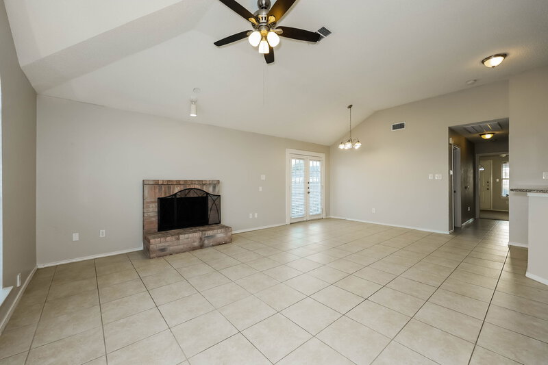 1,695/Mo, 1521 Becky Ln Lancaster, TX 75134 Living Room View 2