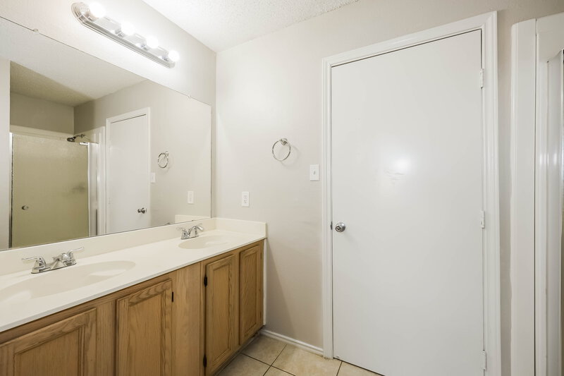 1,695/Mo, 1521 Becky Ln Lancaster, TX 75134 Main Bathroom View