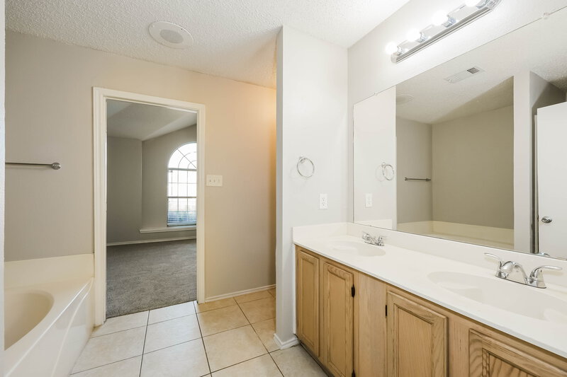1,695/Mo, 1521 Becky Ln Lancaster, TX 75134 Main Bathroom View 2