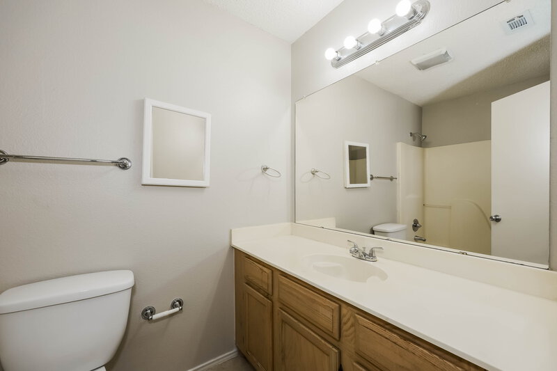 1,695/Mo, 1521 Becky Ln Lancaster, TX 75134 Bathroom View
