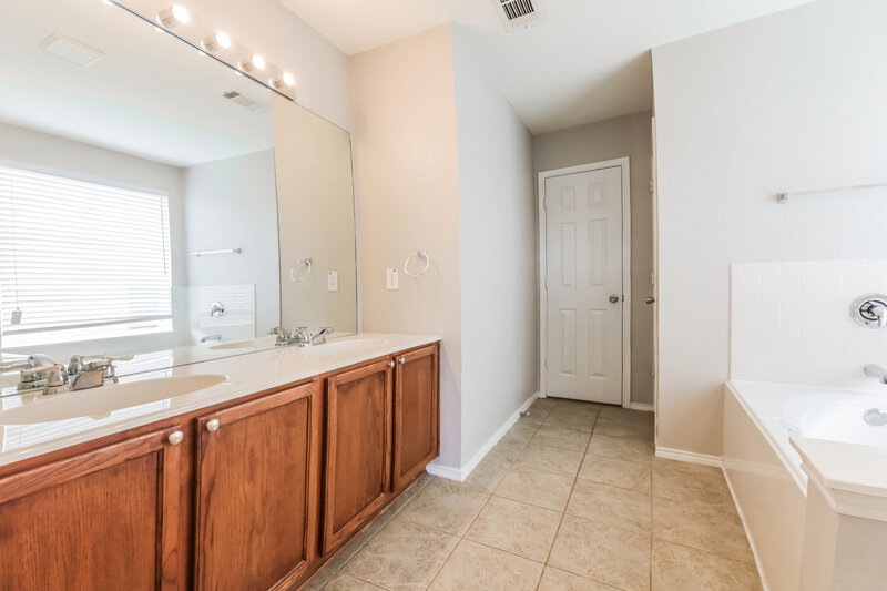 2,275/Mo, 8613 Wagon Trl Cross Roads, TX 76227 Main Bathroom View