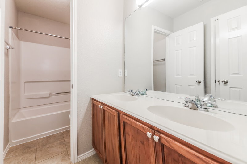 2,275/Mo, 8613 Wagon Trl Cross Roads, TX 76227 Bathroom View