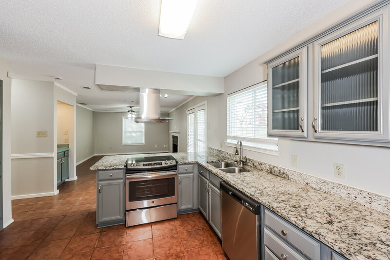 2,040/Mo, 5528 Royal Meadow Ln Arlington, TX 76017 Kitchen View