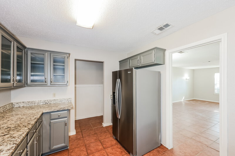 2,040/Mo, 5528 Royal Meadow Ln Arlington, TX 76017 Kitchen View 2