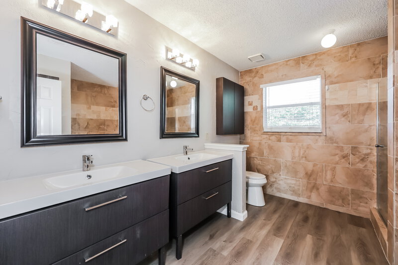 2,040/Mo, 5528 Royal Meadow Ln Arlington, TX 76017 Main Bathroom View
