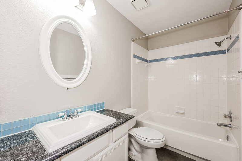 2,040/Mo, 5528 Royal Meadow Ln Arlington, TX 76017 Bathroom View