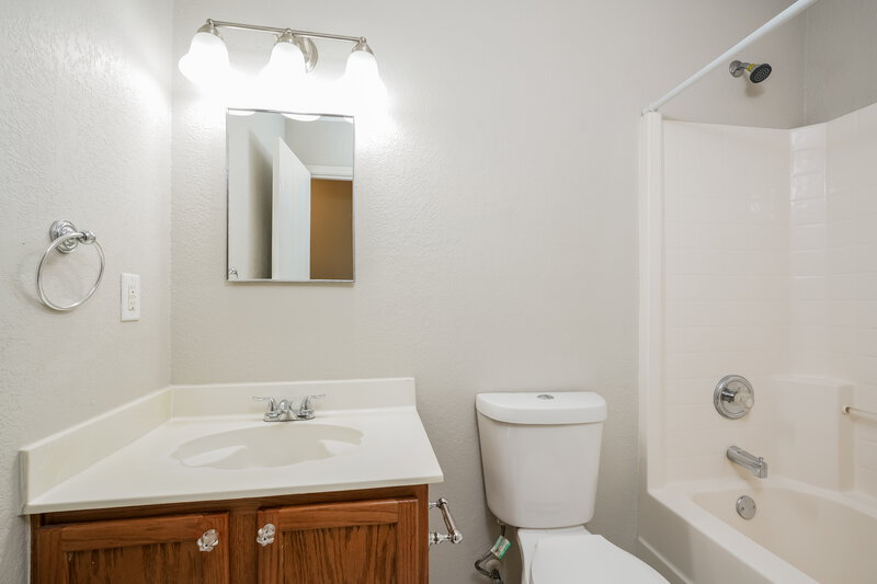 1,865/Mo, 5405 New Castleton Ln Fort Worth, TX 76135 Bathroom View