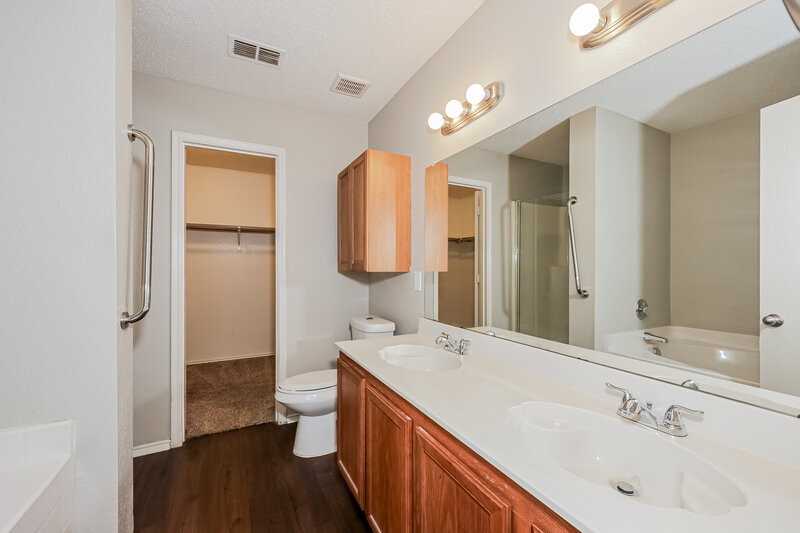 0/Mo, 2036 Navada Way Justin, TX 76247 Main Bathroom View