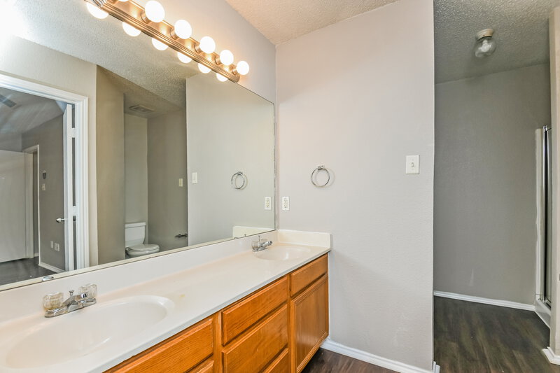 1,850/Mo, 825 Mesa Vista Dr Crowley, TX 76036 Main Bathroom View