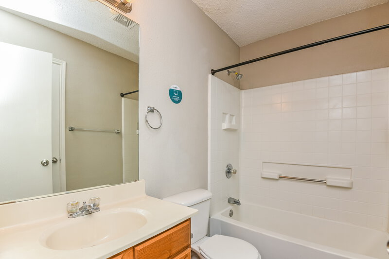 1,850/Mo, 825 Mesa Vista Dr Crowley, TX 76036 Bathroom View