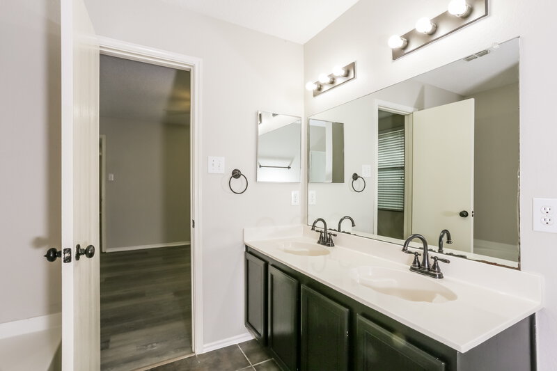 2,090/Mo, 321 Daisy Ln Burleson, TX 76028 Main Bathroom View