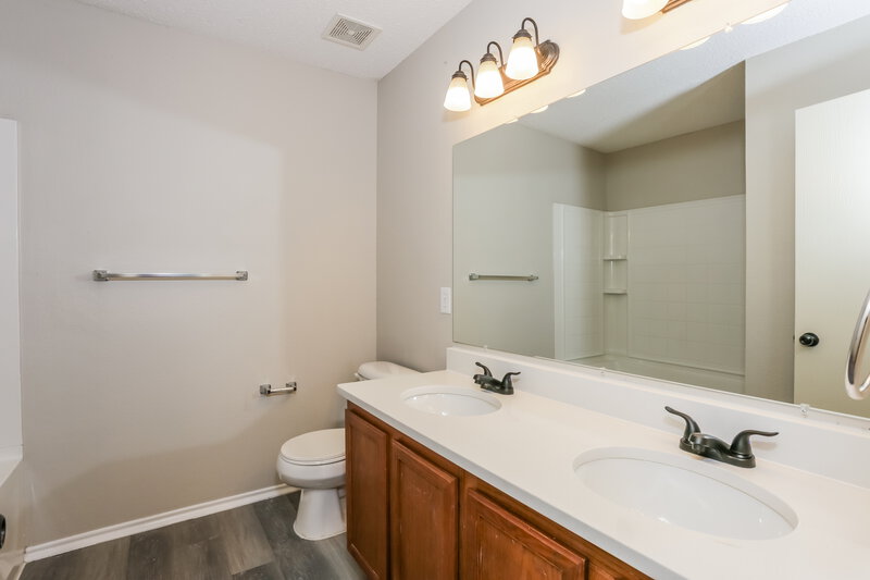 2,090/Mo, 321 Daisy Ln Burleson, TX 76028 Bathroom View