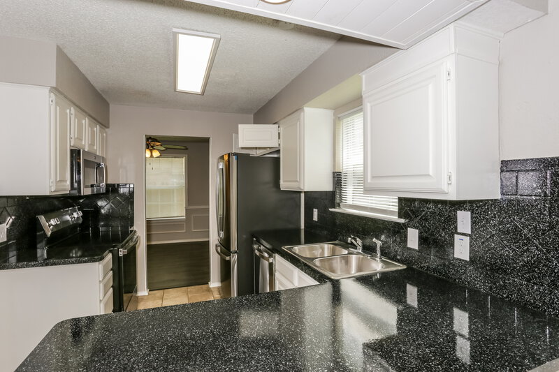 2,360/Mo, 1114 Cherrytree Dr Arlington, TX 76001 Kitchen View