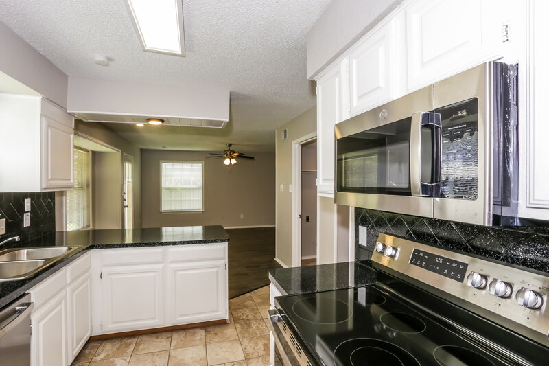 2,360/Mo, 1114 Cherrytree Dr Arlington, TX 76001 Kitchen View 2