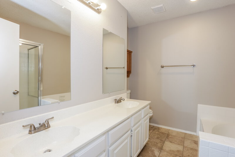 2,360/Mo, 1114 Cherrytree Dr Arlington, TX 76001 Main Bathroom View