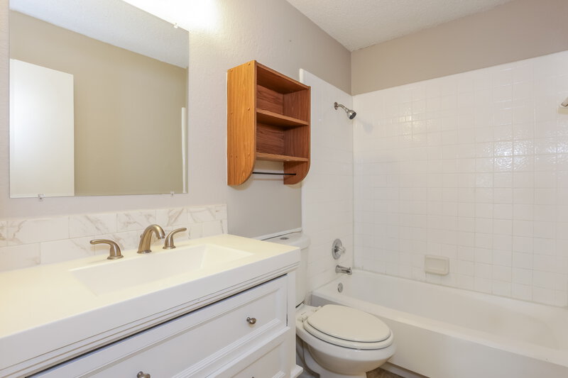 2,360/Mo, 1114 Cherrytree Dr Arlington, TX 76001 Bathroom View 2