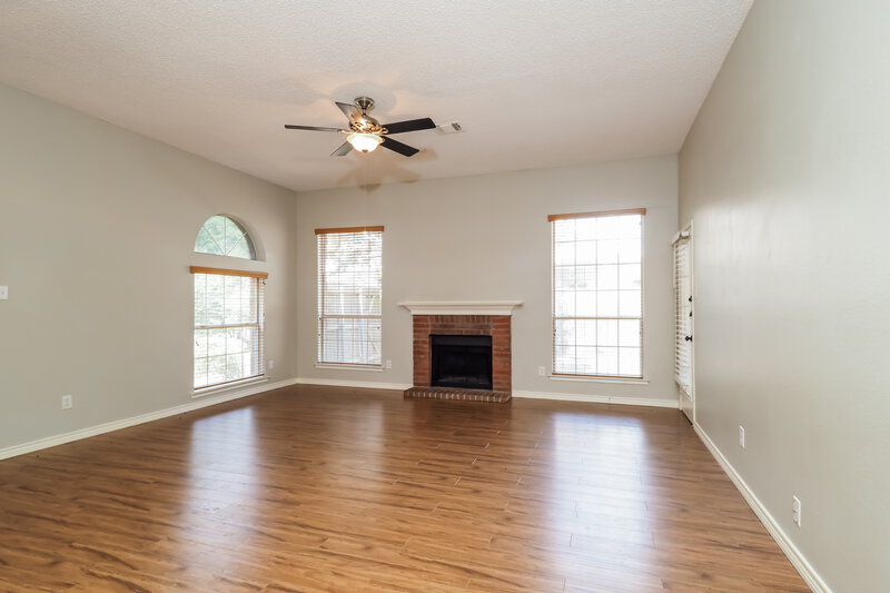 2,265/Mo, 4130 Briar Hill Dr Grand Prairie, TX 75052 Living Room View 2