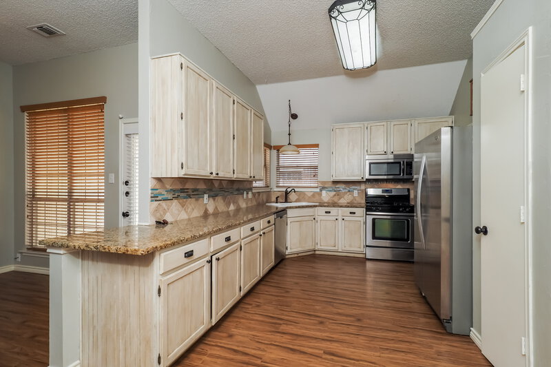 2,265/Mo, 4130 Briar Hill Dr Grand Prairie, TX 75052 Kitchen View