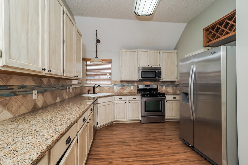 2,265/Mo, 4130 Briar Hill Dr Grand Prairie, TX 75052 Kitchen View 2