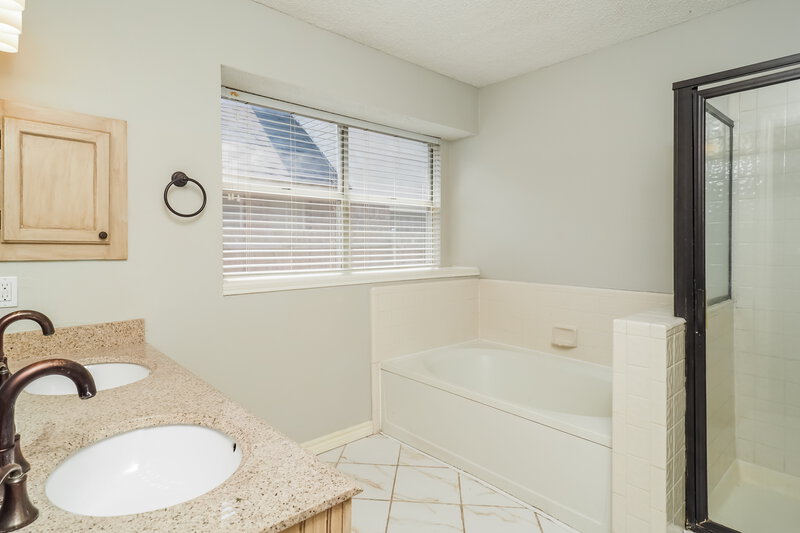 2,265/Mo, 4130 Briar Hill Dr Grand Prairie, TX 75052 Main Bathroom View