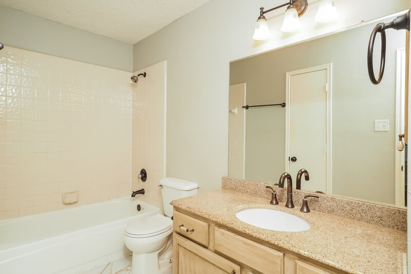 2,265/Mo, 4130 Briar Hill Dr Grand Prairie, TX 75052 Bathroom View
