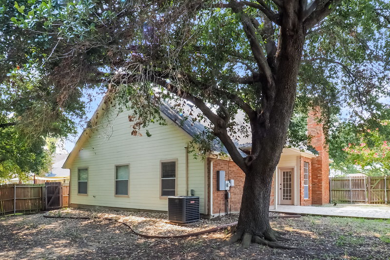 2,265/Mo, 4130 Briar Hill Dr Grand Prairie, TX 75052 Rear View