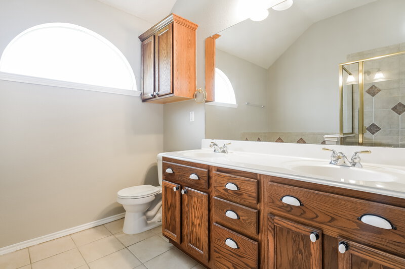 1,880/Mo, 8504 Rock Creek Dr Fort Worth, TX 76123 Main Bathroom View