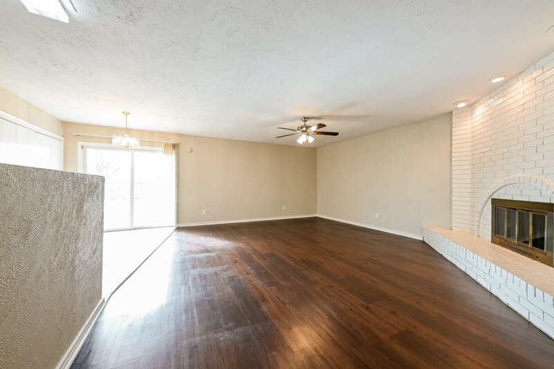 2,125/Mo, 9911 Deer Hollow Dr Dallas, TX 75249 Living Room View 2
