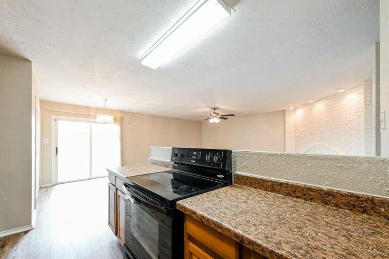 2,125/Mo, 9911 Deer Hollow Dr Dallas, TX 75249 Kitchen View 4