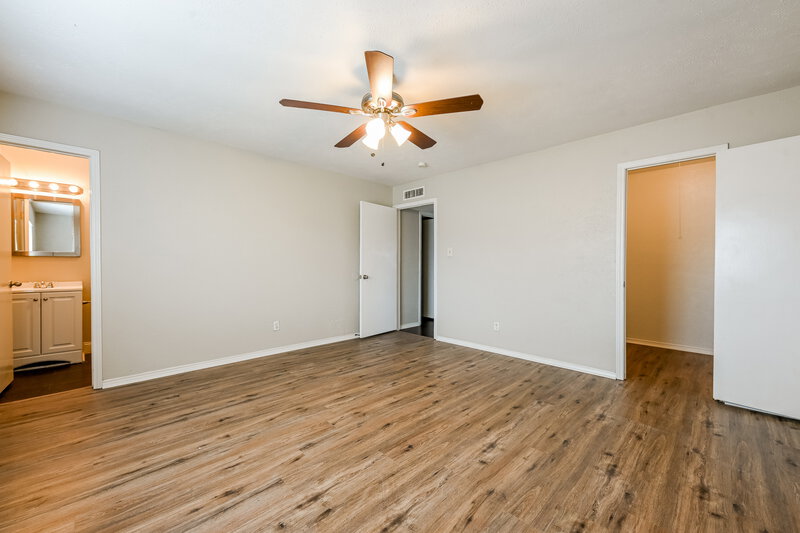 2,125/Mo, 9911 Deer Hollow Dr Dallas, TX 75249 Main Bedroom View