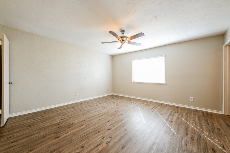 2,125/Mo, 9911 Deer Hollow Dr Dallas, TX 75249 Main Bedroom View 2