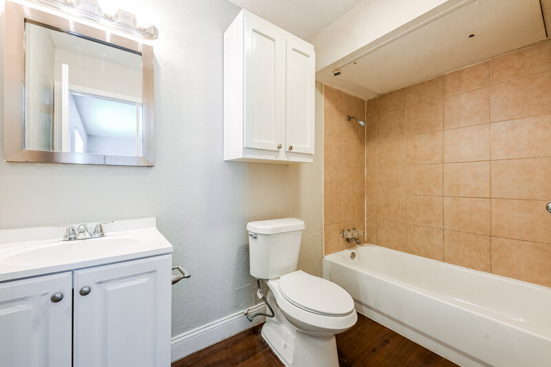 2,125/Mo, 9911 Deer Hollow Dr Dallas, TX 75249 Main Bathroom View