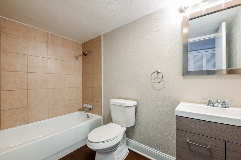 2,125/Mo, 9911 Deer Hollow Dr Dallas, TX 75249 Bathroom View