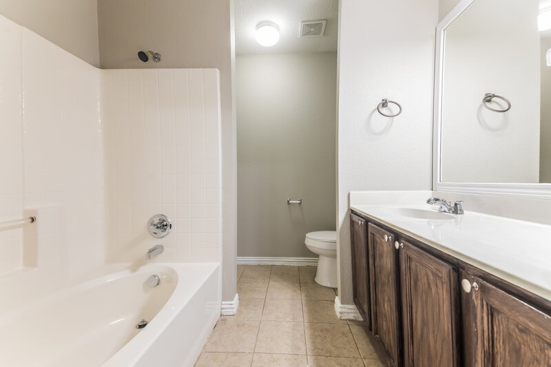 1,880/Mo, 9016 Stewart St Crossroads, TX 76227 Main Bathroom View
