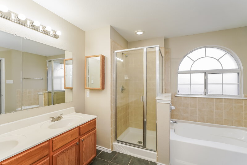 2,330/Mo, 7936 Meadow Spring Ln Fort Worth, TX 76120 Main Bathroom View