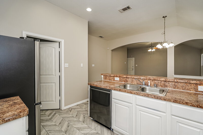 1,875/Mo, 140 Ringneck Dr Sanger, TX 76266 Kitchen View 2