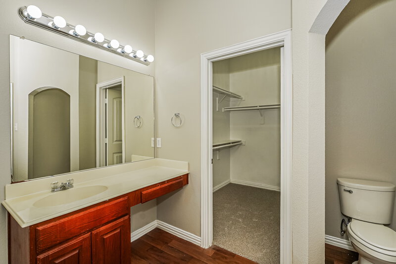 1,875/Mo, 140 Ringneck Dr Sanger, TX 76266 Main Bathroom View