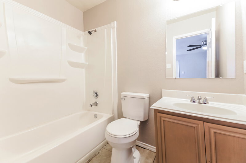 1,745/Mo, 1611 Cedar Bluff Ln Dallas, TX 75253 Main Bathroom View