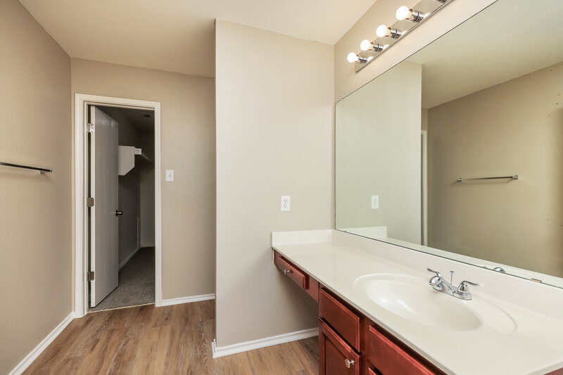 2,285/Mo, 1148 Tomahawk Dr Dallas, TX 75253 Main Bathroom View