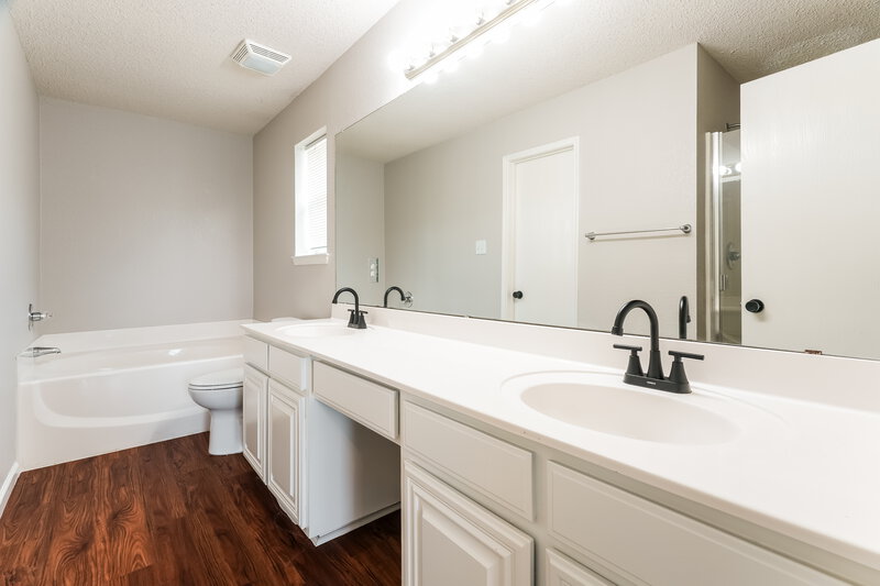 2,105/Mo, 4616 Wheatland Dr Fort Worth, TX 76179 Main Bathroom View