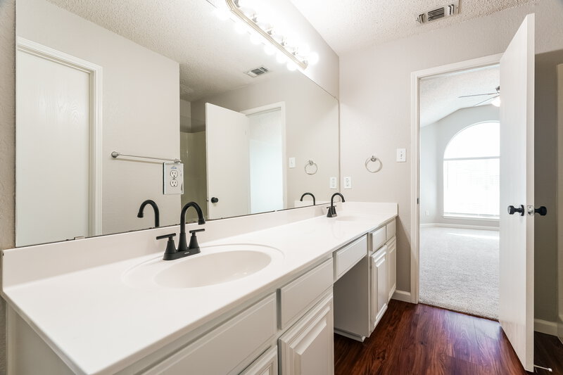 2,105/Mo, 4616 Wheatland Dr Fort Worth, TX 76179 Main Bathroom View 2