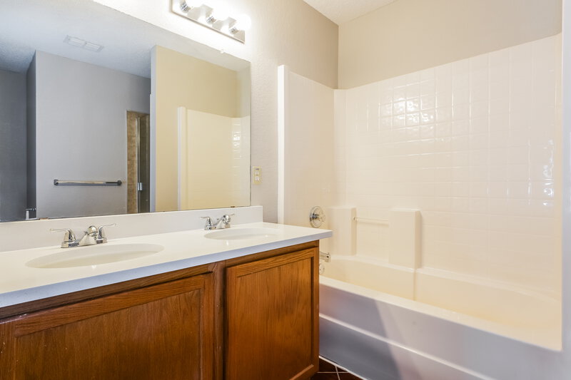 2,315/Mo, 1003 Carthage Way Arlington, TX 76017 Main Bathroom View